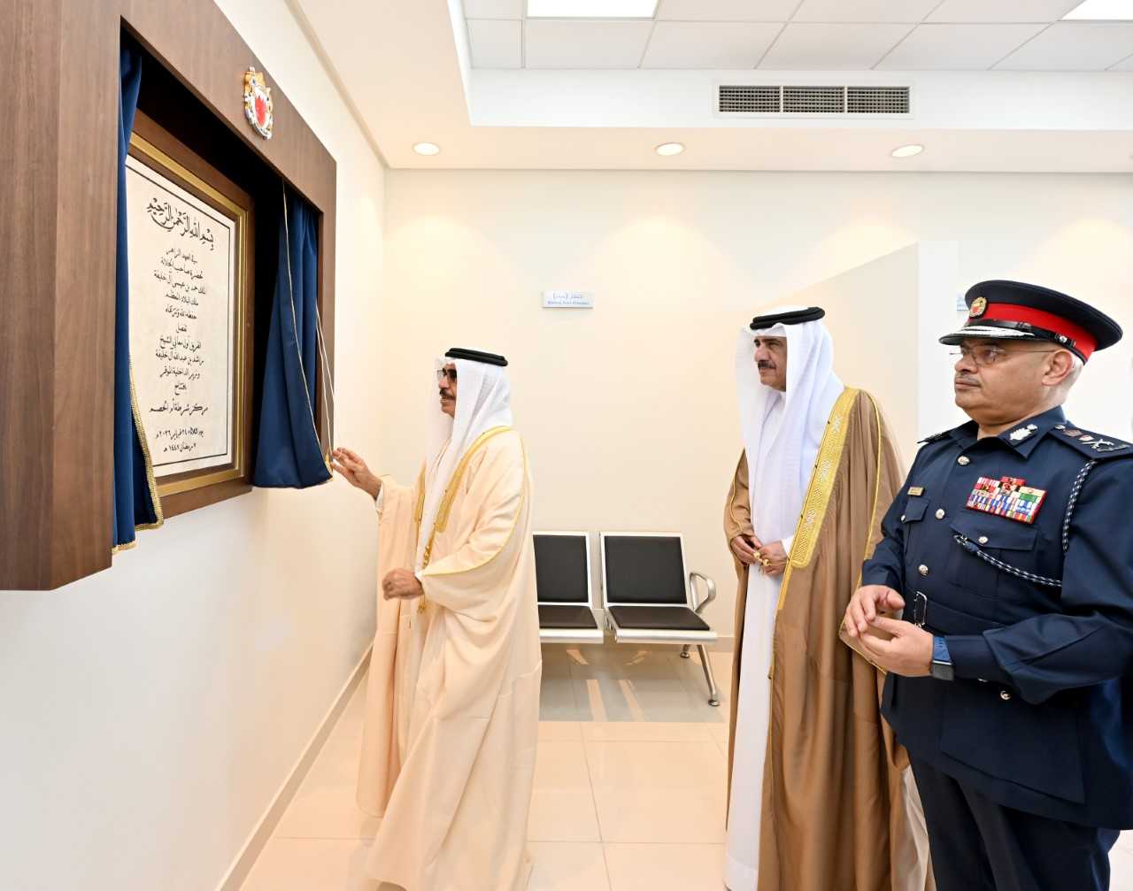 إنجاز الخدمات إلكترونياً ويضم عددا من الدوريات الأمنية الذكية .....معالي وزير الداخلية يفتتح مركز شرطة أم الحصم الجديد في اطار تحويل مراكز الشرطة إلى مراكز خدمة متكاملة<